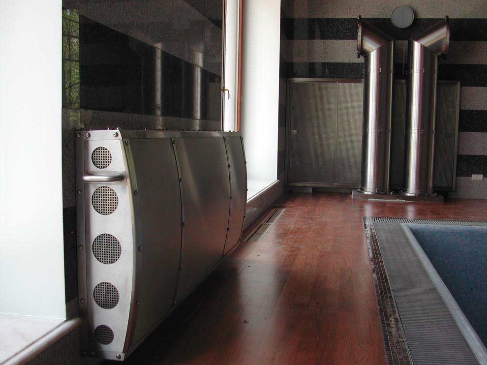 Нержавеющая сталь в интерьере бассейна загородного дома