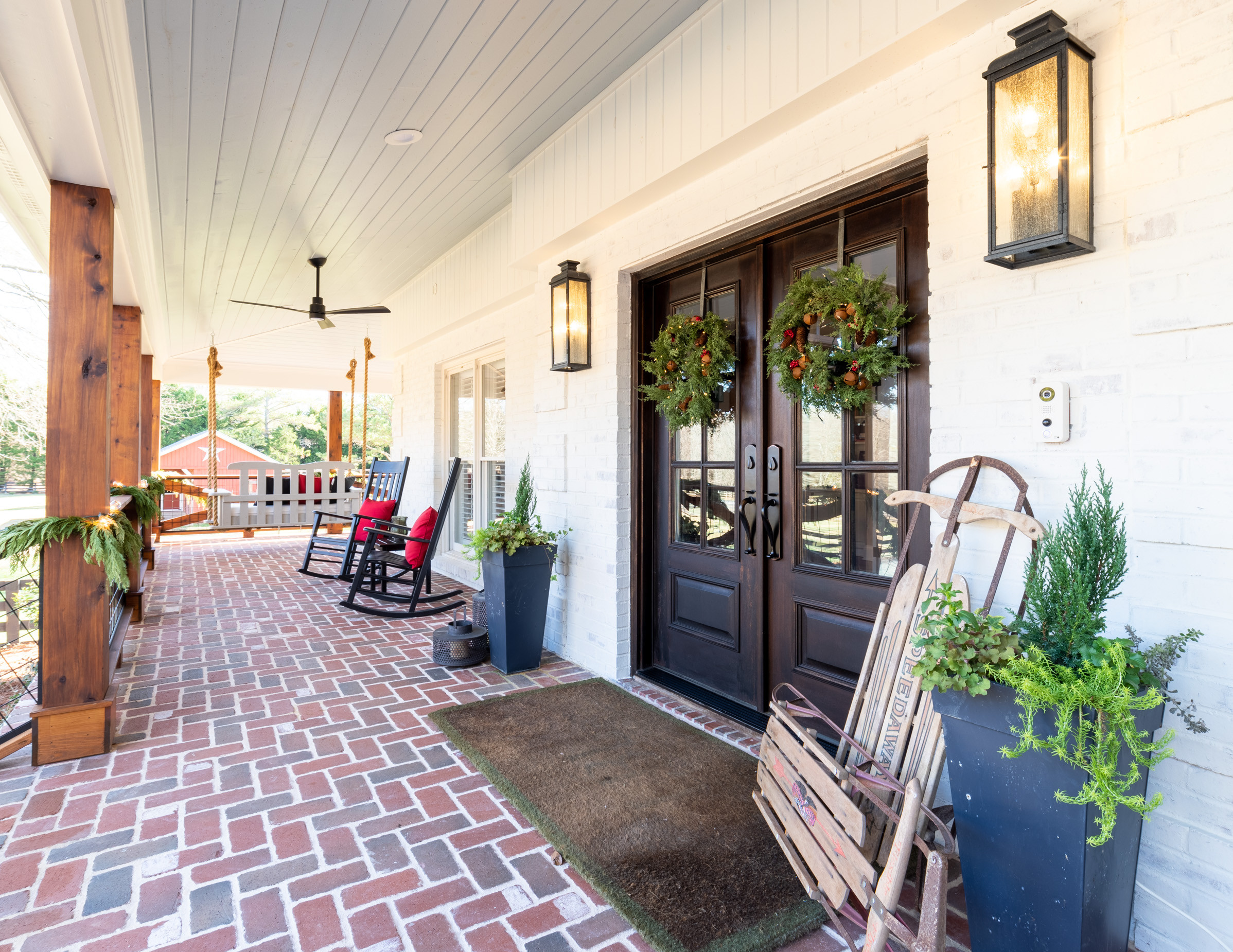 10 Easy Ways to Give Your Entryway and Front Yard a Holiday Boost, image size:2396x1850
