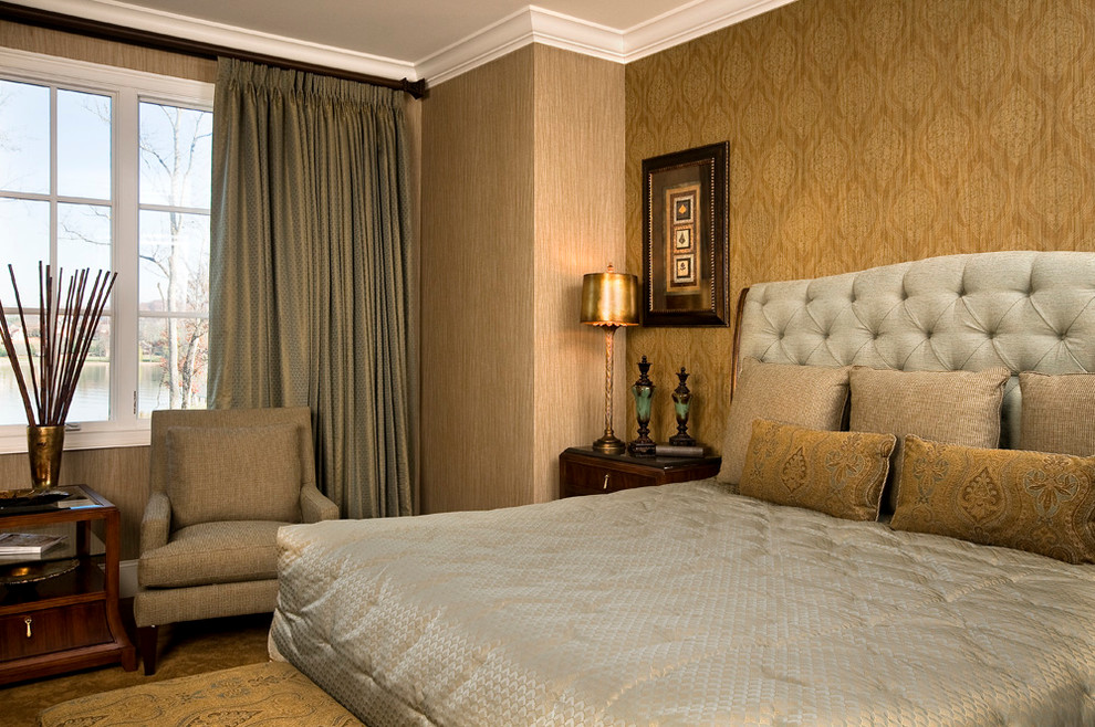 Пример оригинального дизайна: спальня в стиле неоклассика (современная классика) с бежевыми стенами