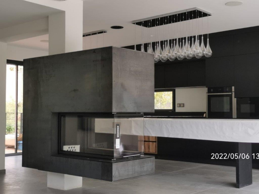 Cette photo montre une grande salle de séjour moderne ouverte avec un mur blanc, un sol en carrelage de céramique, cheminée suspendue, un manteau de cheminée en métal, un téléviseur encastré et un sol gris.
