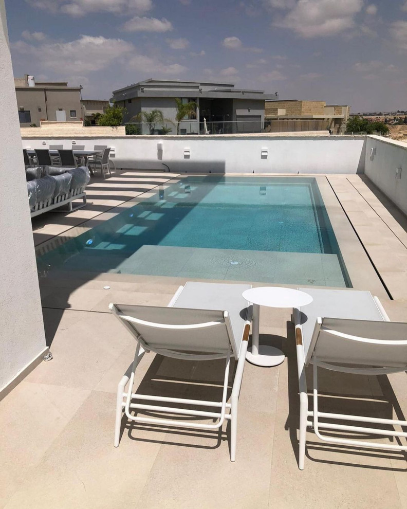 Ispirazione per una grande piscina monocorsia minimalista personalizzata in cortile con una dépendance a bordo piscina e piastrelle