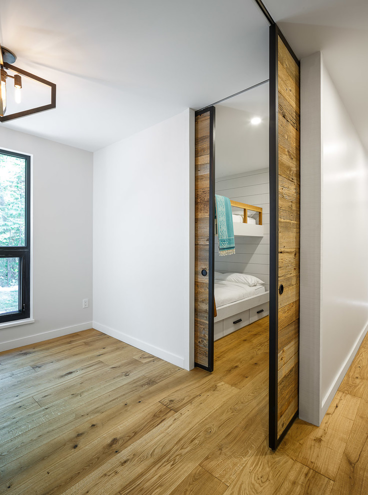 Inspiration for a rustic home design remodel in Ottawa