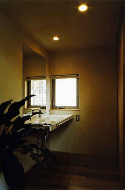 野川の家 moderno-bagno-di-servizio