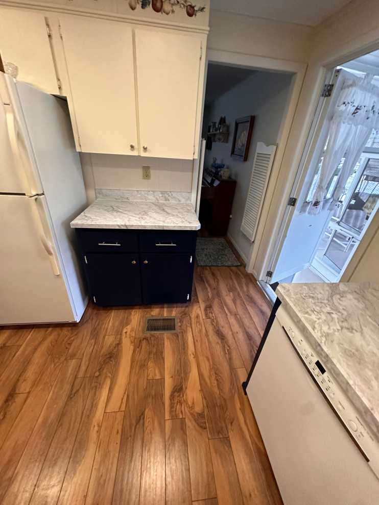 Mid-sized eat-in kitchen photo with laminate countertops, no island and gray countertops