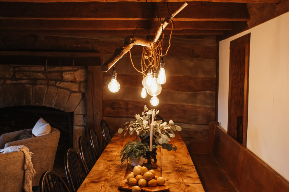 Diseño de comedor de cocina campestre con suelo de madera oscura, suelo marrón y vigas vistas