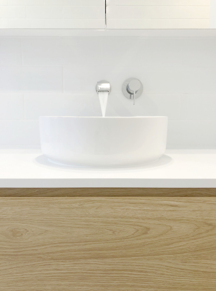 Modelo de cuarto de baño único y flotante moderno pequeño con baldosas y/o azulejos blancos, paredes blancas, suelo blanco y encimeras blancas