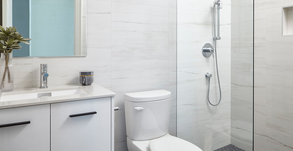 Photo of a mid-sized modern 3/4 bathroom in Toronto with shaker cabinets, white cabinets and marble benchtops.