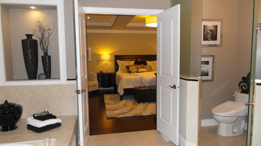 Example of a transitional bathroom design in Toronto