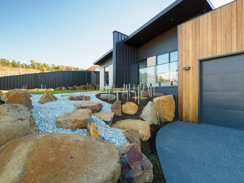 Einstöckiges Modernes Einfamilienhaus mit Blechdach und grauem Dach in Hobart