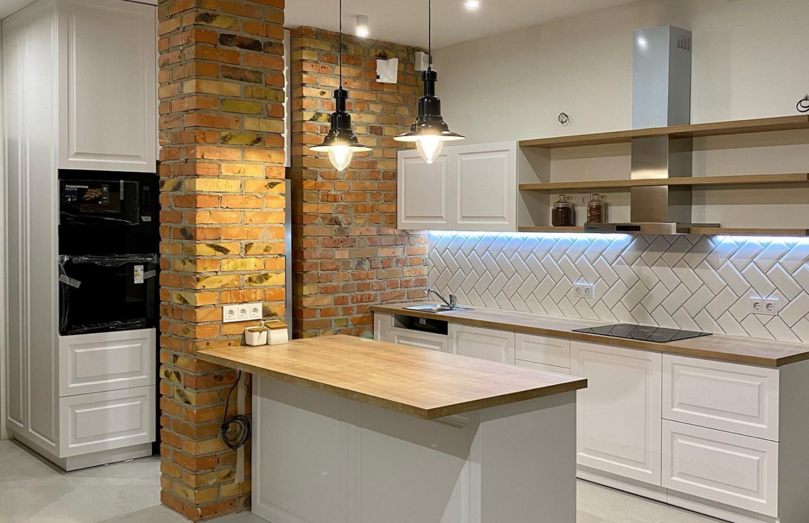 Кухня в стиле лофт с фасадами МДФ эмаль