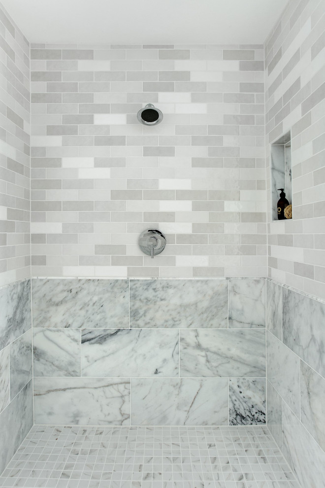 Foto på ett mellanstort maritimt vit en-suite badrum, med skåp i shakerstil, vita skåp, en dusch i en alkov, vit kakel, marmorkakel, vita väggar, marmorgolv, ett undermonterad handfat, marmorbänkskiva, gult golv och dusch med gångjärnsdörr
