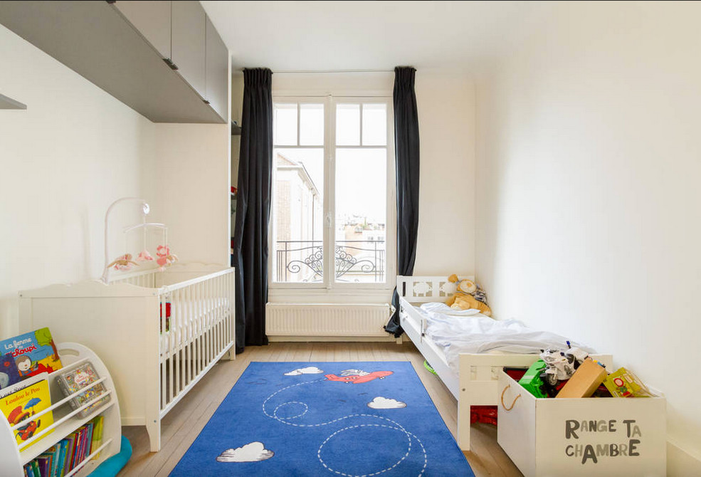 Chambre d'enfant?[Réalisation de chambre d'enfant With un mur blanc, parquet clair and un sol beige.]:[Réalisation de chambres d'enfant With un mur blanc, parquet clair and un sol beige.]