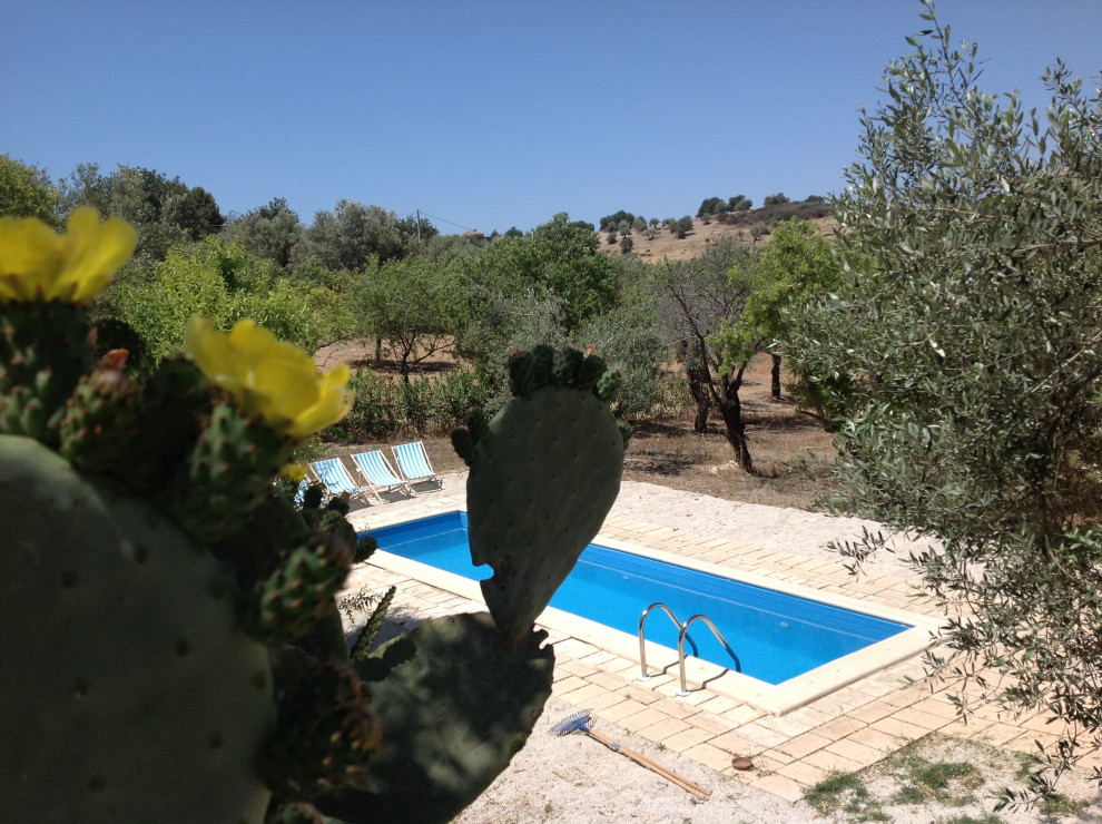 Nuova costruzione di una villa con giardino in Sicilia