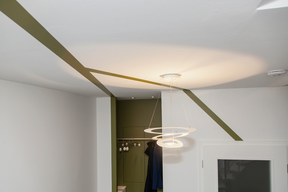 Moderner Eingang mit weißer Wandfarbe in Sonstige