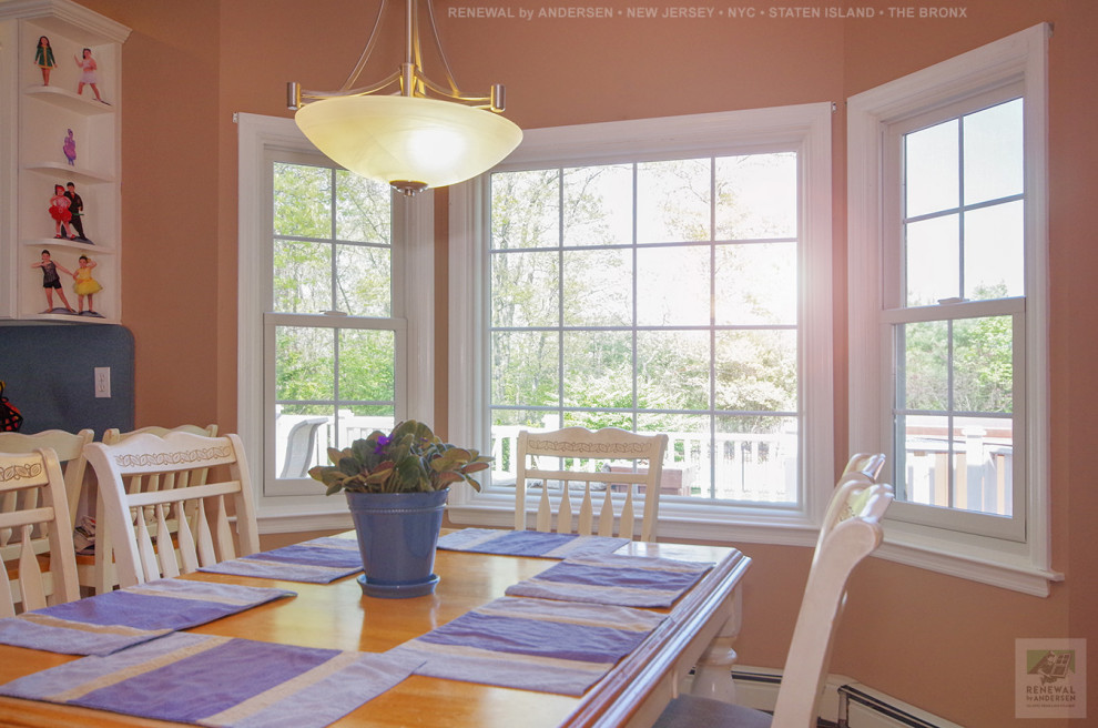Idéer för ett mellanstort kök med matplats, med orange väggar, klinkergolv i keramik och beiget golv