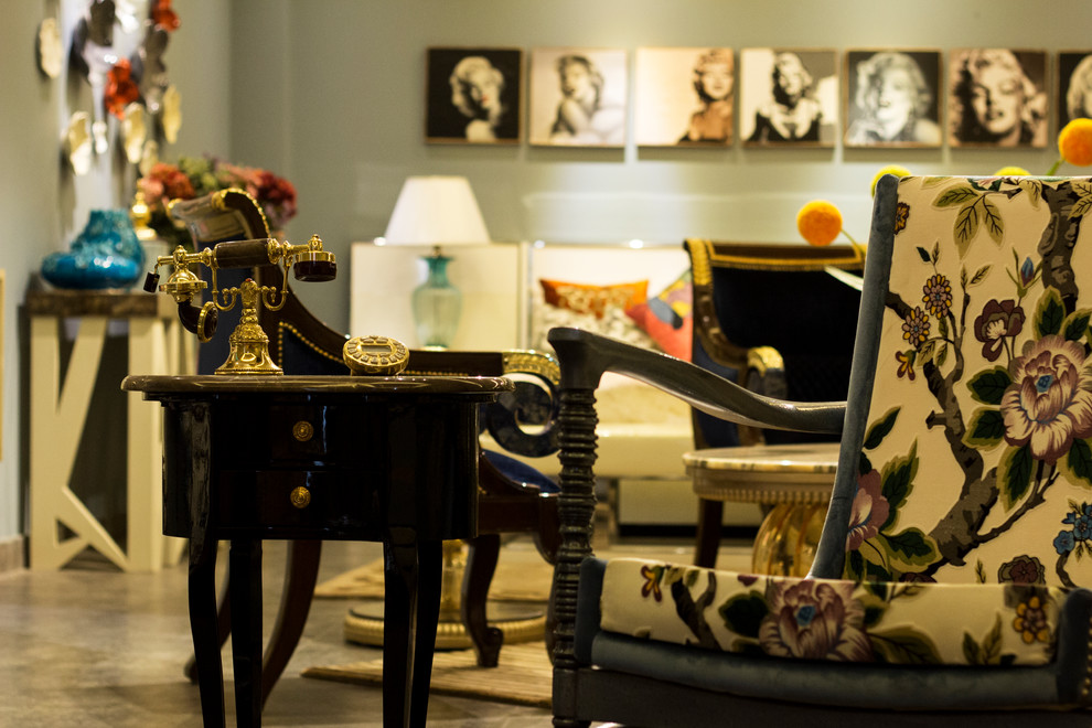 Inspiration for a transitional living room in Delhi.