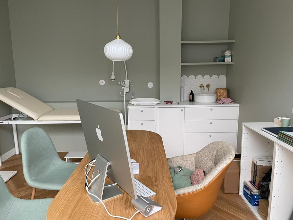 Foto di un ufficio moderno di medie dimensioni con pareti verdi, pavimento in legno massello medio, scrivania autoportante e pavimento beige