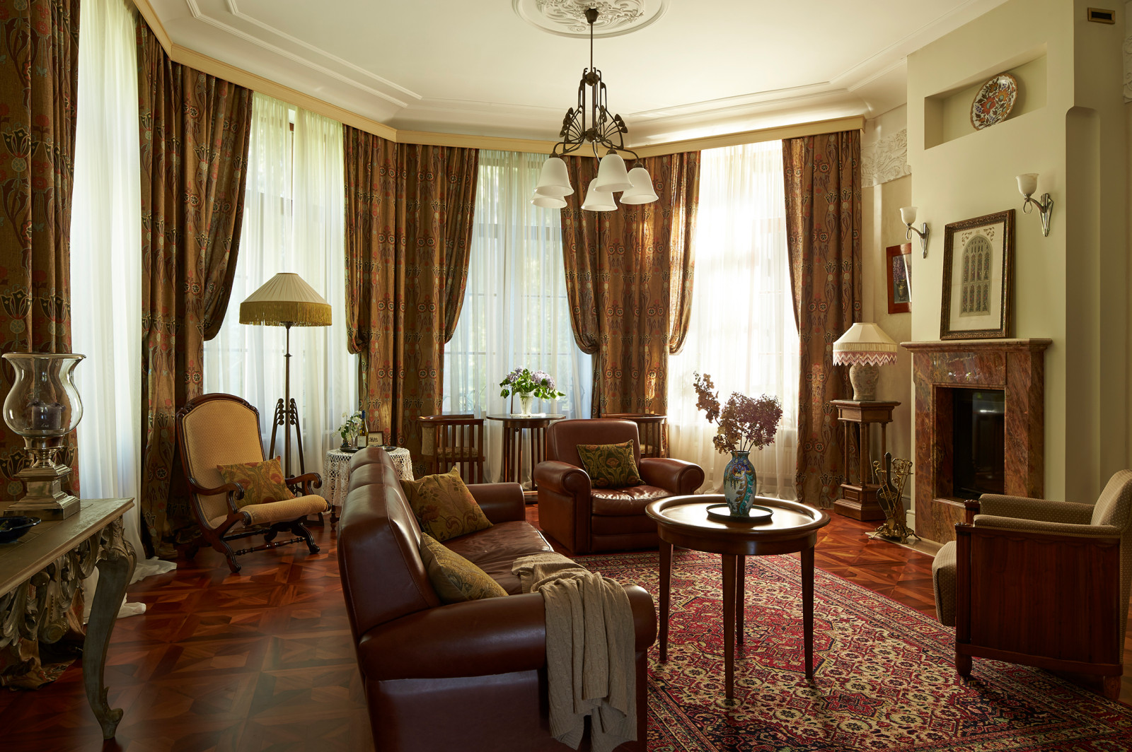 Интерьер гостиной с камином