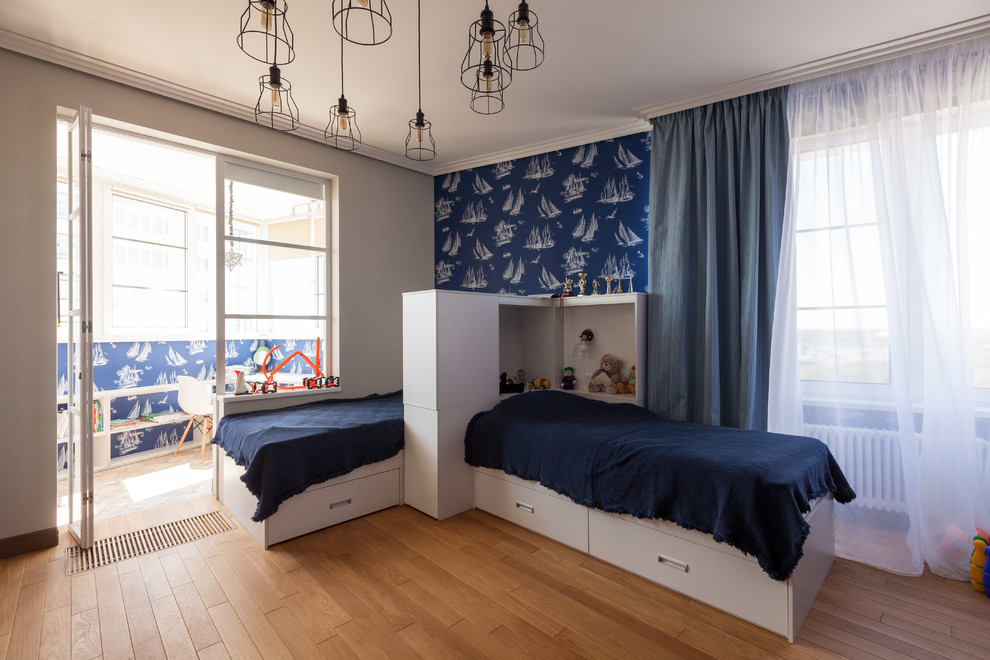 This is an example of a mid-sized transitional kids' bedroom for kids 4-10 years old and boys in Moscow with grey walls, light hardwood floors and brown floor.