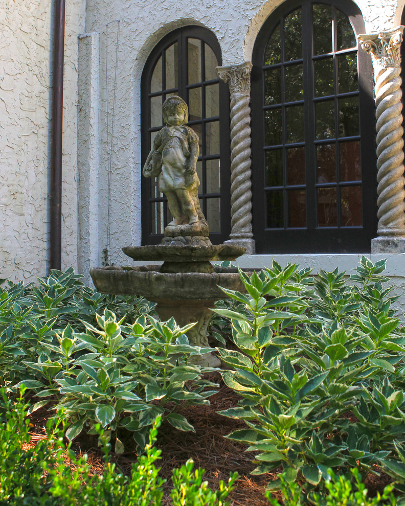 Photo of a mid-sized transitional partial sun backyard mulch formal garden in Birmingham.
