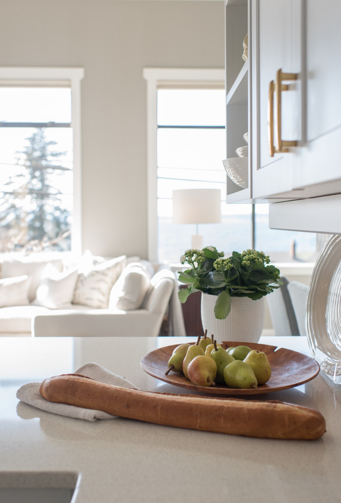 Exempel på ett litet klassiskt vit vitt kök, med en undermonterad diskho, skåp i shakerstil, vita skåp, bänkskiva i kvarts, vitt stänkskydd, stänkskydd i marmor, integrerade vitvaror, betonggolv, en halv köksö och grått golv