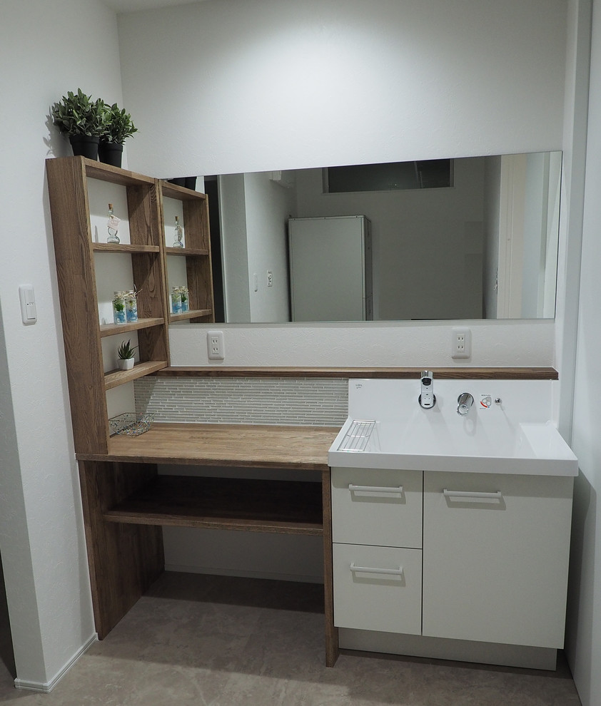 他の地域にあるモダンスタイルのおしゃれなトイレ・洗面所の写真