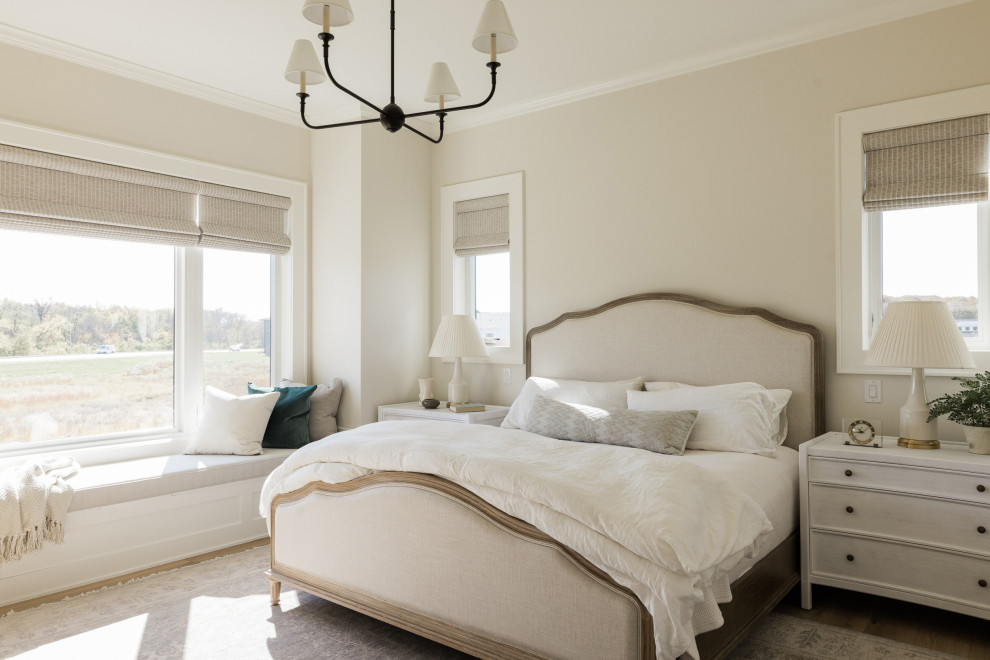 Imagen de dormitorio principal clásico de tamaño medio con paredes blancas, suelo de madera clara, todas las chimeneas y marco de chimenea de madera