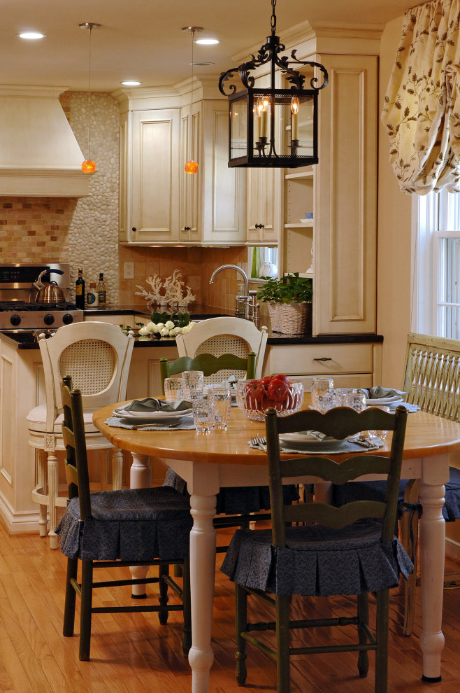 Foto de cocina comedor actual de tamaño medio con fregadero bajoencimera, electrodomésticos de acero inoxidable, suelo de madera en tonos medios y una isla