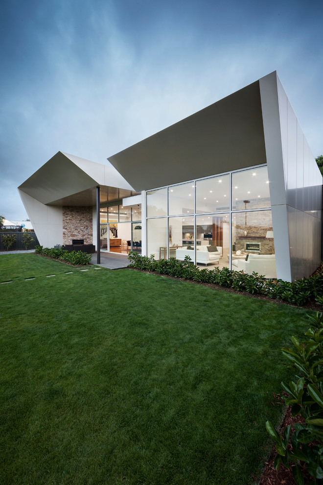 Large contemporary one-storey exterior in Melbourne.