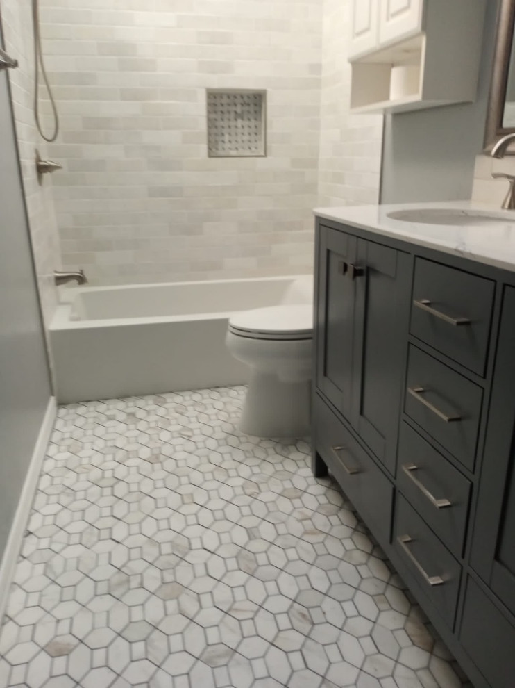 Foto på ett litet funkis badrum för barn, med en öppen dusch, vit kakel, tunnelbanekakel, mosaikgolv, granitbänkskiva, vitt golv och dusch med skjutdörr