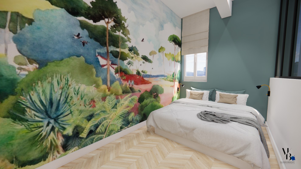 Mittelgroßes Modernes Hauptschlafzimmer ohne Kamin mit weißer Wandfarbe, hellem Holzboden, beigem Boden und Tapetenwänden in Nizza