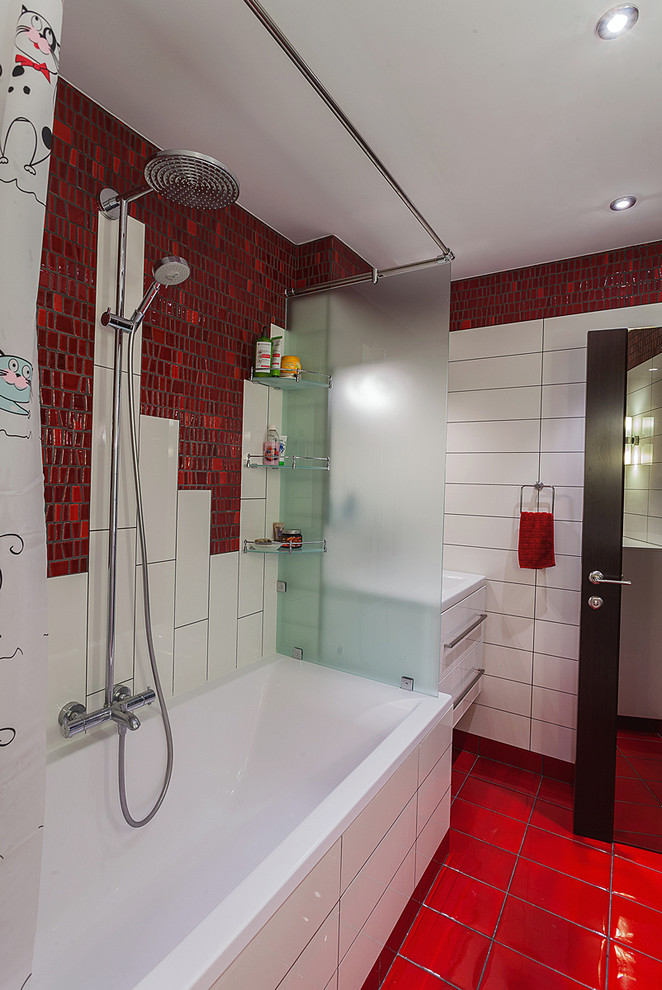 Idee per una stanza da bagno minimal con ante lisce, ante bianche, piastrelle rosse, piastrelle in ceramica, pareti bianche, pavimento con piastrelle in ceramica, vasca da incasso e lavabo da incasso