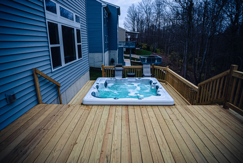 Foto di una terrazza american style di medie dimensioni, dietro casa e a piano terra con parapetto in legno