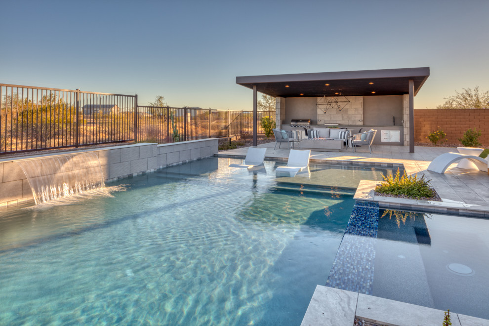 Foto di una grande piscina monocorsia moderna personalizzata dietro casa con paesaggistica bordo piscina e pedane