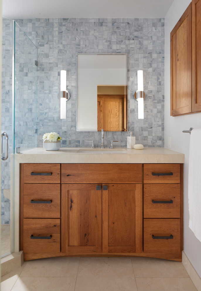 Klassisk inredning av ett mellanstort beige beige en-suite badrum, med släta luckor, bruna skåp, en hörndusch, grå kakel, mosaik, vita väggar, marmorgolv, ett undermonterad handfat, marmorbänkskiva, beiget golv och dusch med gångjärnsdörr