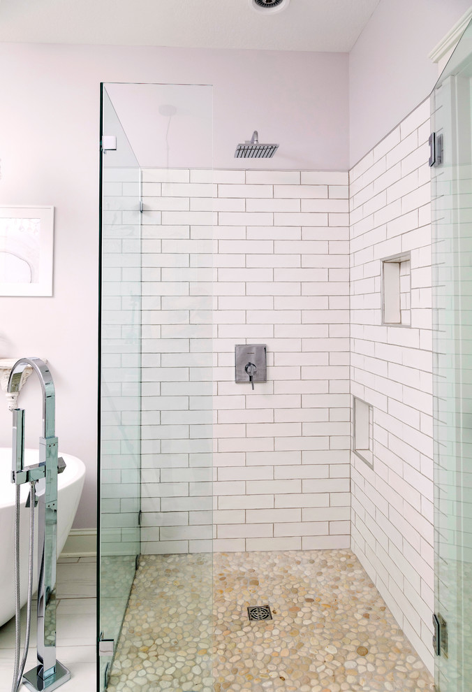 Idéer för att renovera ett eklektiskt badrum, med ett fristående badkar, en hörndusch, vit kakel, tunnelbanekakel, klinkergolv i småsten, beiget golv och dusch med gångjärnsdörr