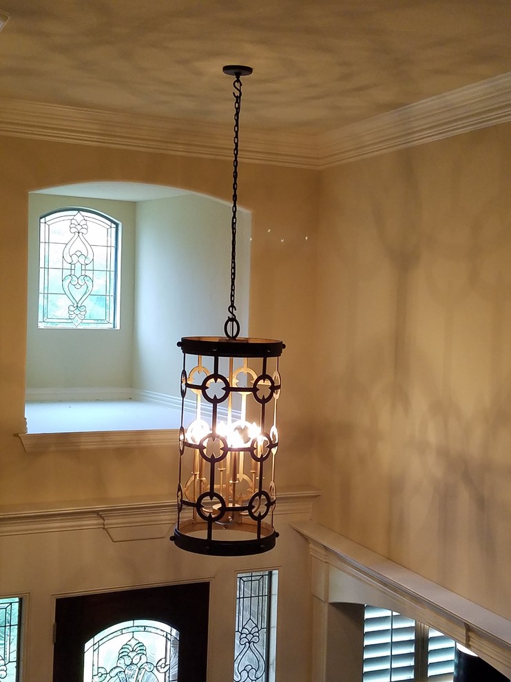 Entryway - transitional entryway idea in Dallas