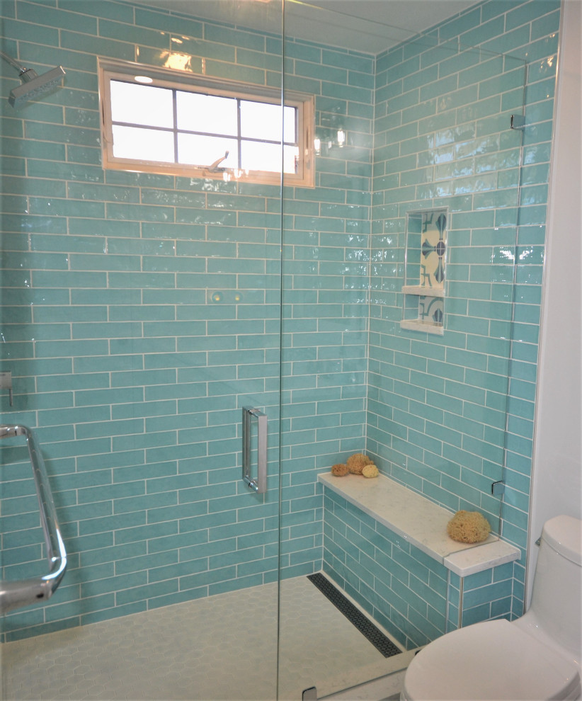 Идея дизайна: большая главная ванная комната в стиле неоклассика (современная классика) с фасадами в стиле шейкер, белыми фасадами, угловым душем, унитазом-моноблоком, зеленой плиткой, цементной плиткой, белыми стенами, полом из линолеума, врезной раковиной, столешницей из искусственного кварца, разноцветным полом, душем с распашными дверями, белой столешницей, нишей, тумбой под две раковины и встроенной тумбой