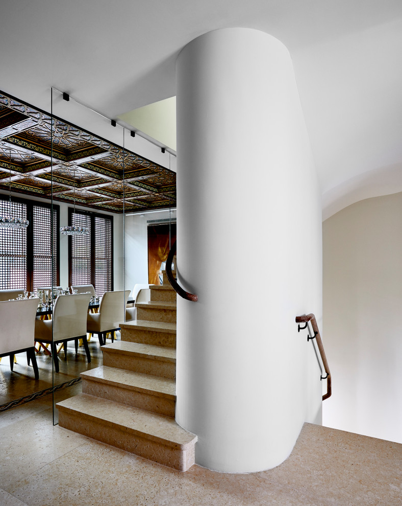 Gewendeltes, Großes Stilmix Treppengeländer Holz mit Travertin-Treppenstufen und Travertin-Setzstufen in New York