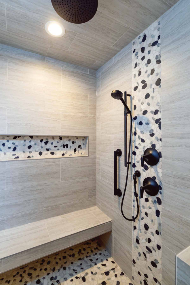 Inredning av ett klassiskt mellanstort grå grått en-suite badrum, med en kantlös dusch, en toalettstol med hel cisternkåpa, blå kakel, blå väggar, klinkergolv i keramik, ett nedsänkt handfat, bänkskiva i kvartsit, grått golv och dusch med gångjärnsdörr