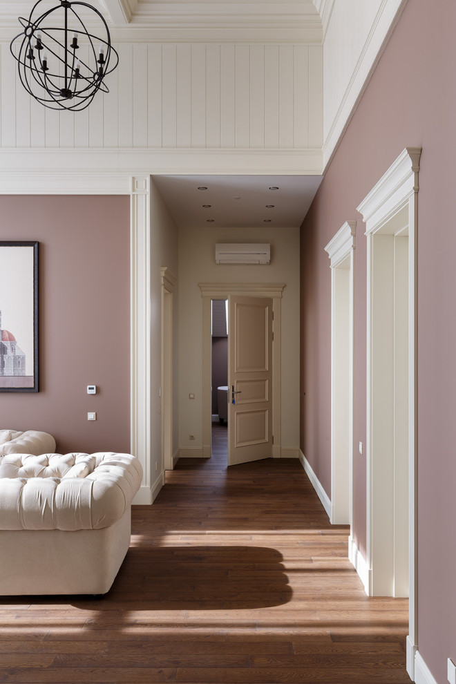Immagine di un soggiorno minimal di medie dimensioni con pareti multicolore, pavimento in legno massello medio, TV a parete, pavimento marrone, soffitto a cassettoni e pannellatura