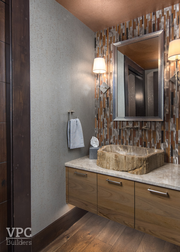 Foto på ett mellanstort funkis vit badrum med dusch, med bruna skåp, ett undermonterat badkar, grå kakel, mosaikgolv, ett integrerad handfat, beiget golv och dusch med gångjärnsdörr