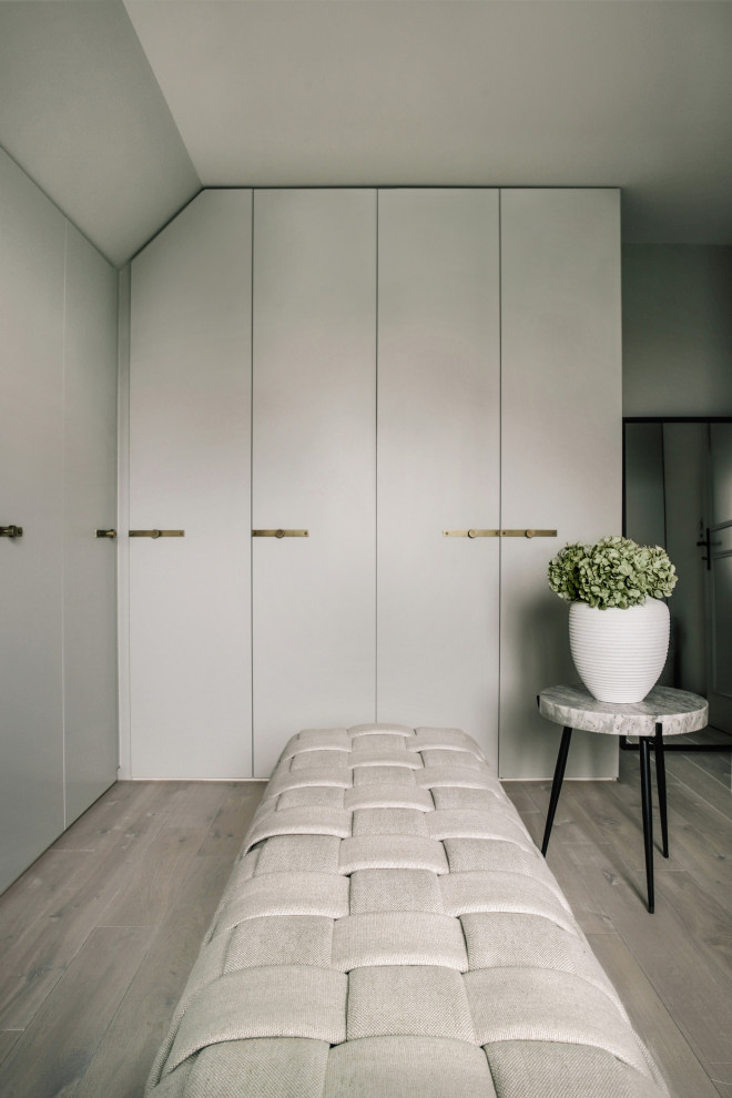 Modernes Schlafzimmer mit hellem Holzboden und weißem Boden in Sonstige