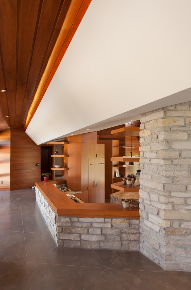 Источник вдохновения для домашнего уюта: большой коридор в стиле ретро с бетонным полом, деревянным потолком и деревянными стенами