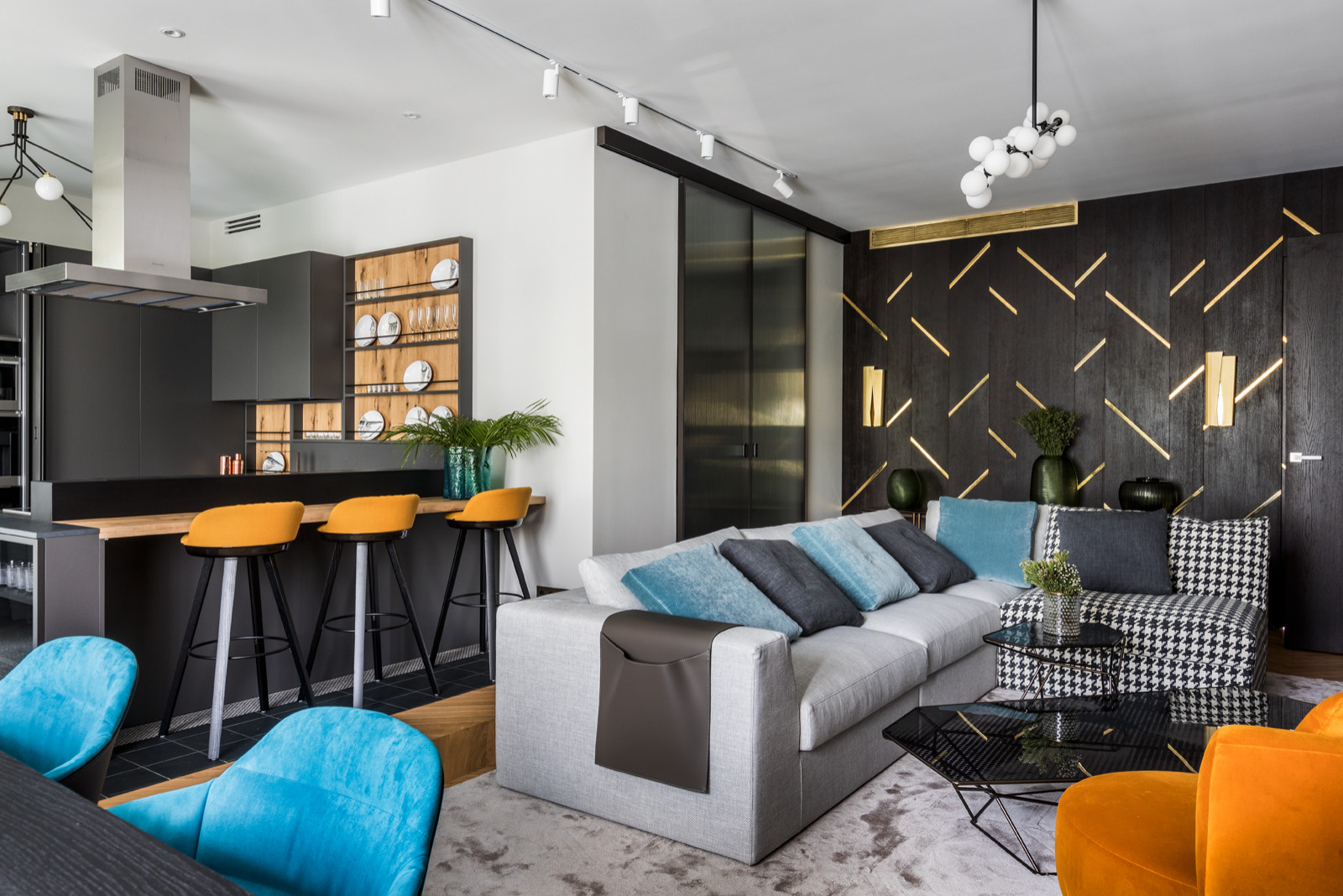 Яркая квартира с элементами из латуни