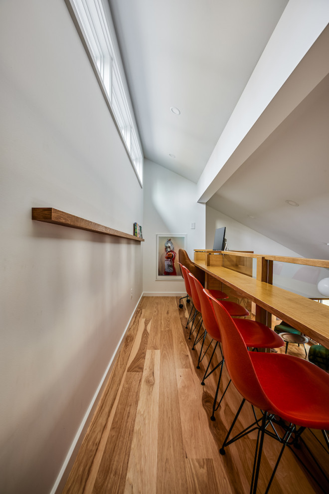 Стильный дизайн: маленький кабинет в стиле ретро с белыми стенами, паркетным полом среднего тона, встроенным рабочим столом, бежевым полом и сводчатым потолком для на участке и в саду - последний тренд