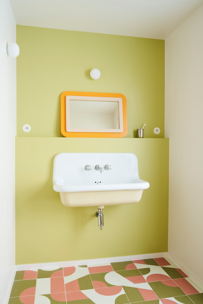 Cette photo montre une salle de bain éclectique avec un mur vert, un lavabo suspendu, un sol multicolore et meuble simple vasque.