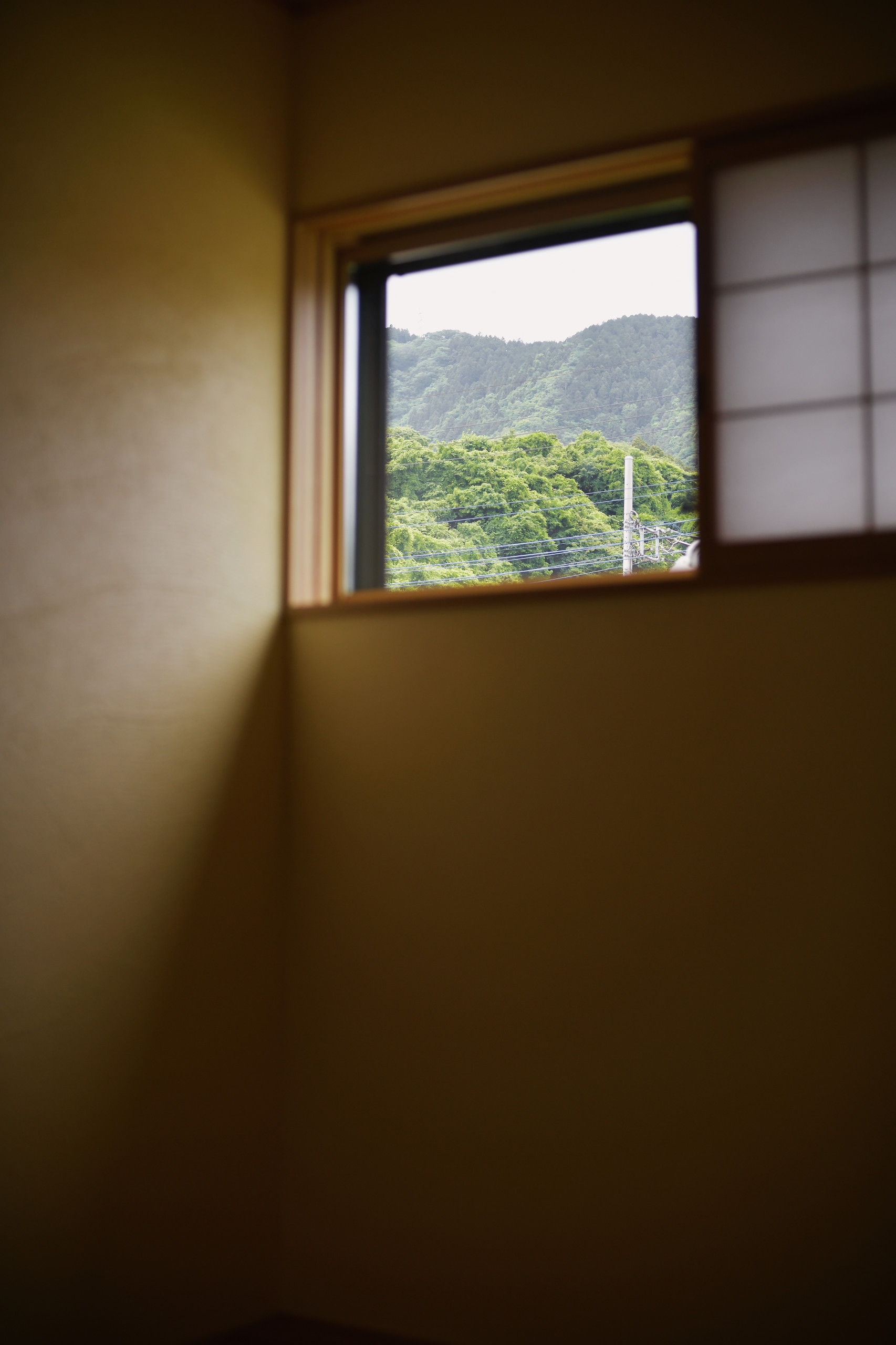 陽光が降り注ぐリビング階段の家