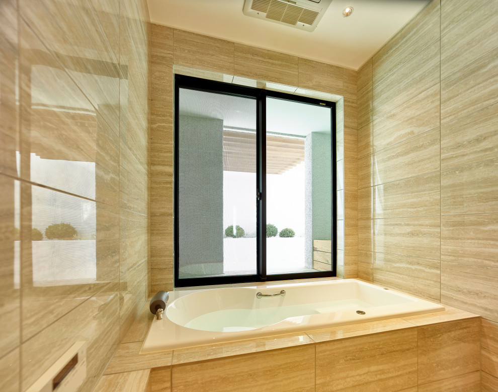 Immagine di una grande stanza da bagno etnica con pareti beige e pavimento beige