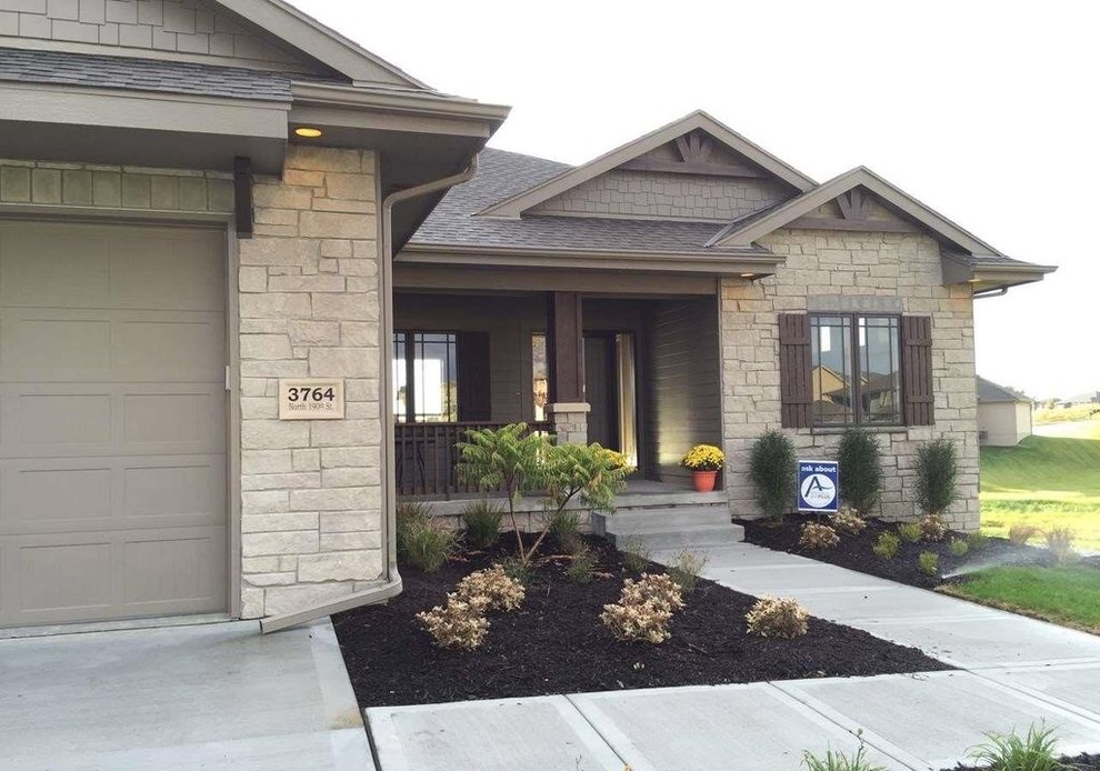 Example of a mountain style home design design in Omaha